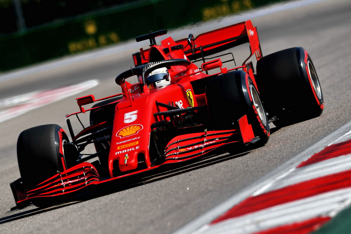 Leclerc frenato sulla Ferrari SF-24 dopo il debutto nei test F1